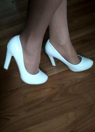 Белые лаковые туфли на каблуке вечерние туфли свадебные туфли выпускные1 фото