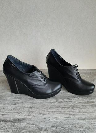Жіночі шкіряні туфлі на платформі