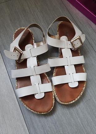 Белые босоножки италия