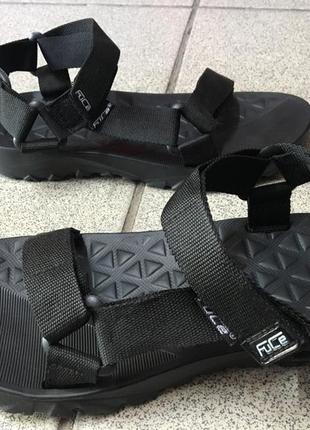 Сандаль дуже легкі