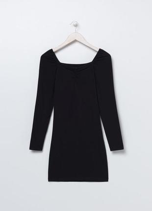 Стильное трикотажное чёрное платье мини короткое с квадратным вырезом до колен4 фото