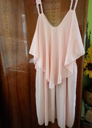 Нежно-розовое летнее платье с рюшем.