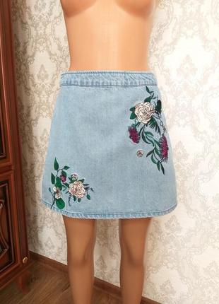 Джинсовая юбка-трапеция с вышивкой