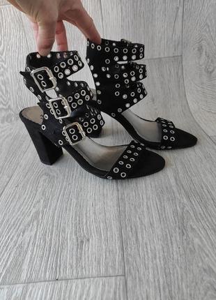 Босоножки на каблуке черные эко замша с пряжками сандалии3 фото