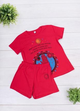 Стильний червоний літній костюм футболка з написом малюнком шорти