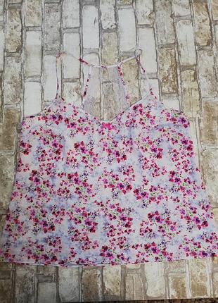 Бельевая майка с кружевом в цветочный принт