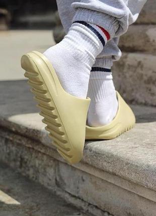 Шльопанці жіночі adidas yeezy slide desert sand4 фото