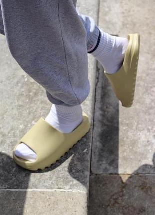 Шльопанці жіночі adidas yeezy slide desert sand2 фото