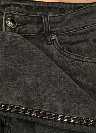 Крутые джинсы с декором цепочкой4 фото