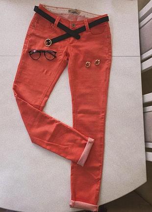 Джинси актуального оранжевого кольору на літо штани