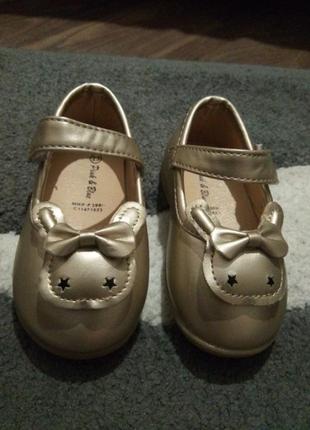 Нові туфельки на дівчинку 23размер