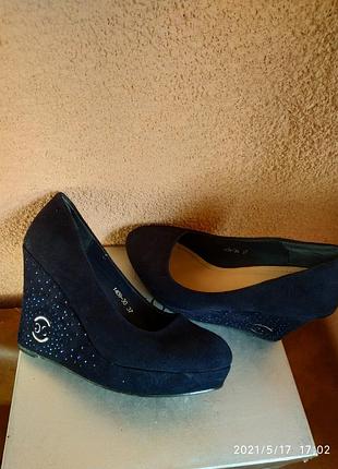 Туфлі на танкетці