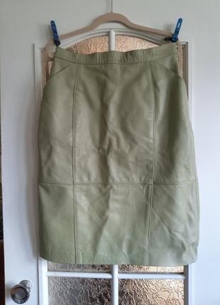 Кожа, женская светлая короткая кожаная юбка. миди  оливковый цвет.