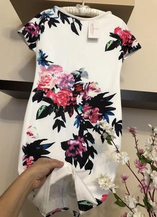 Шикарное платье с крупными цветами