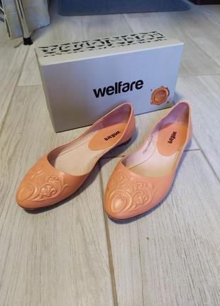 Кожаные туфли балетки коралового цвета от welfare