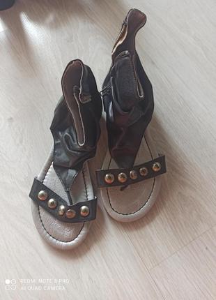 Літні босоніжки-в'єтнамки