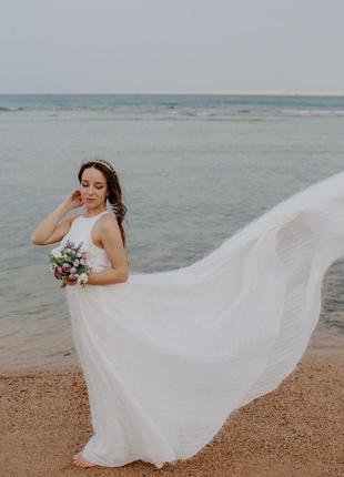 Весільна сукня зі шлейфом