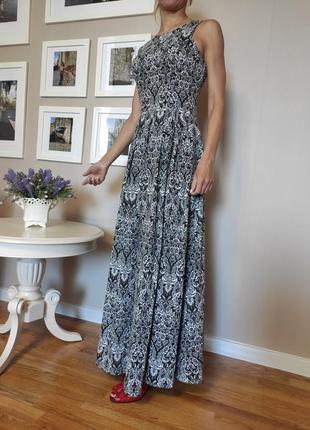 Классическое длинное черно-белое платье в пол1 фото