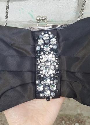 Атласная сумочка на цепочке с камешками