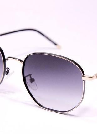 Трендові сонцезахисні окуляри