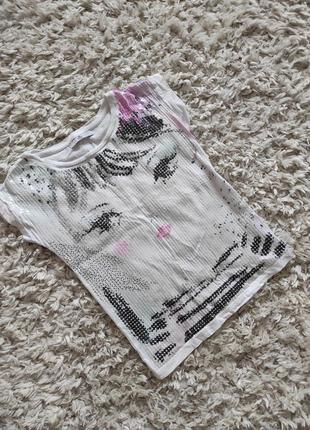 Футболка в пайетки на 7-8 лет от 
marks&spenser