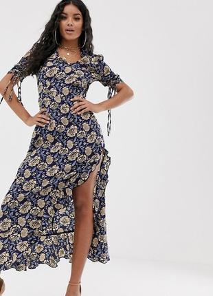 Платье prettylittlething в цветы с высоким разрезом