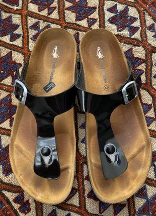 Якісне літнє взуття hush puppies, такі як birkenstock