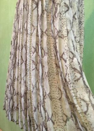 Платье плиссе с змеиным принтом4 фото