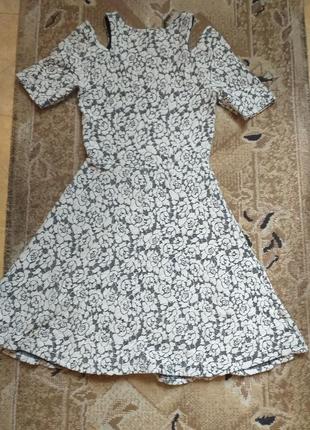 Платье с вырезами на плечах4 фото