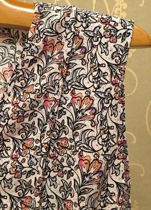 Очень красивая и стильная брендовая блузка в цветах.