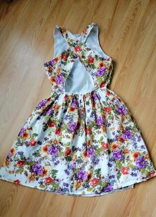 Красивое платье в цветы с открытой спинкой2 фото
