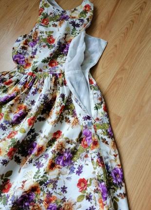 Красивое платье в цветы с открытой спинкой7 фото