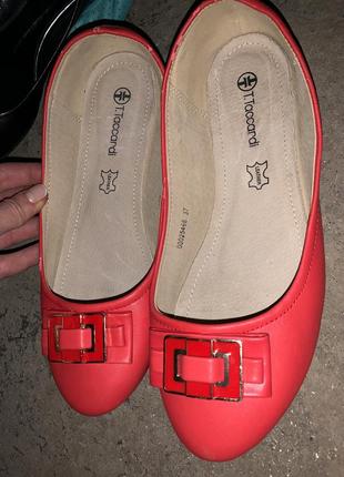 Червоні туфлі балетки