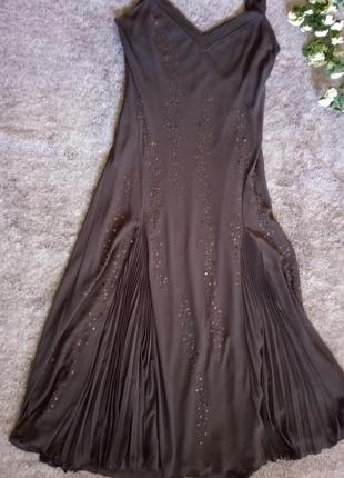 Елегантне коричневе плаття з плісированими вставками5 фото