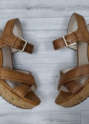 Босоніжки clarks натуральна шкіра .на платформі.