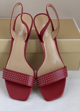 Босоножки на невысоком удобном каблуке