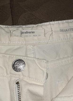Білі джинси бренду stradivarius з нашивками (аплікаціями)3 фото
