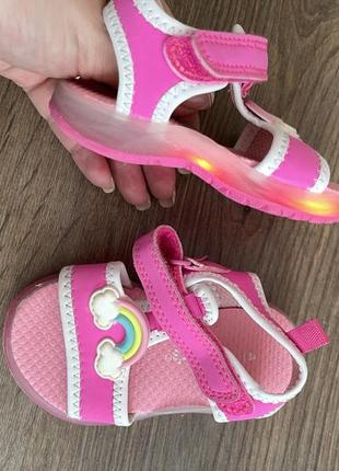 Сандалі дуже гарні підошва світиться.