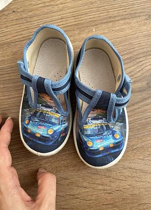 Нові сандалі