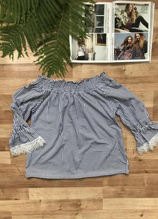Смугаста блузка на плечі