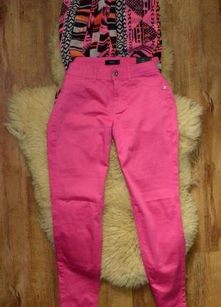 Яркие розовые брюки слим из котона от бренда s.oliver2 фото