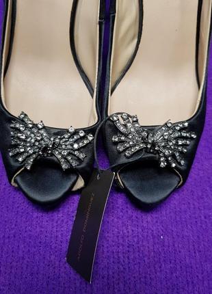 Туфли "adolfo dominguez" (испанского дизайнера) атласные с декоративной брошкой.6 фото