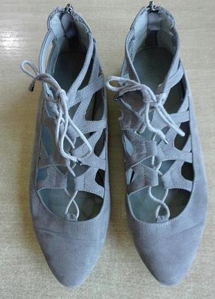 Стильні туфлі сірого кольору