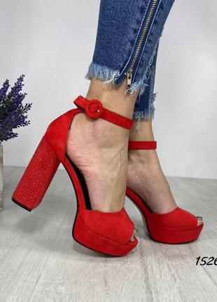 Женские красные босоножки на каблуке и платформе3 фото