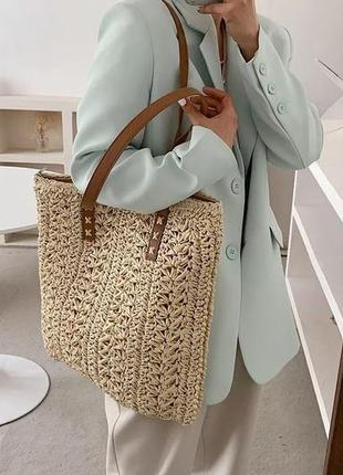 Женская плетенная сумка из рафии летняя вместительная соломенная сумка бежевая5 фото