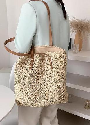 Женская плетенная сумка из рафии летняя вместительная соломенная сумка бежевая6 фото