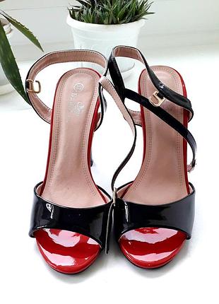 Стильні лакові босоніжки на високому каблуці