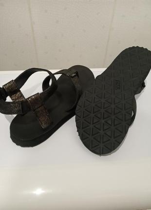 Кожаные сандалии с эффектом металлик teva original.2 фото