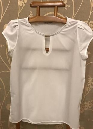 Очень красивая и стильная брендовая блузка светлого цвета.