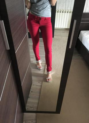Джинсы брюки штаны красные цветные модные зауженные с средней посадкой